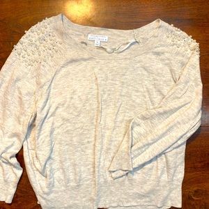 Gray sweater with shoulder details ☀️